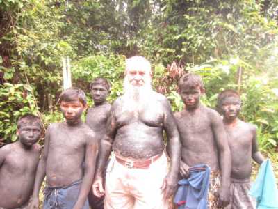 Jos� con alcuni bambini yanomami